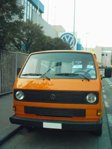 oranje T3 combi met VW reclame op achtergrond