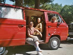 VW T3 kombi bus met ramen en gezin in schuifdeur