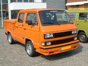 Oranje T3 pick-up met dubbele cabine