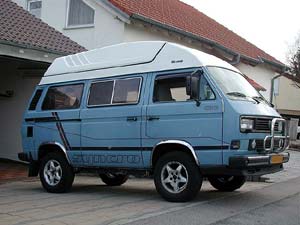 Blauwe VW T3 Syncro camper met hoog dak