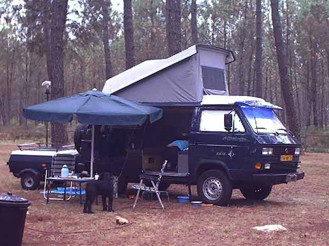 VW T3 16"Syncro camper aan het kamperen.