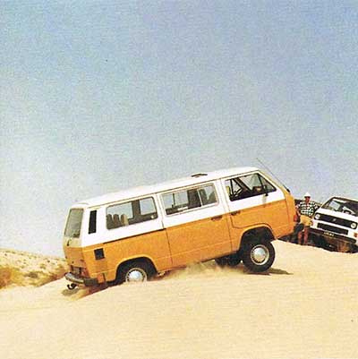 VW T3 Syncro rijdt door zand in woestijn