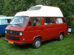 Rode VW T3 zelfbouw camper met wit hoogdak