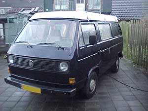 Donkerkleurige VW T3 op een binnenplaats