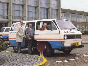 Werknemers van Daf gebruiken een VW T3 bus voor vervoer