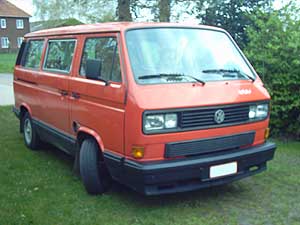 Rode VW T3 multivan met zwarte beplanking