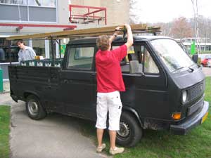 Zwarte VW T3 dubbelcabine pickup met ladder op imperiaal