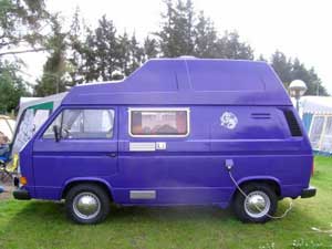 Blauwpaarse VW T3 camper met verhoogd dak