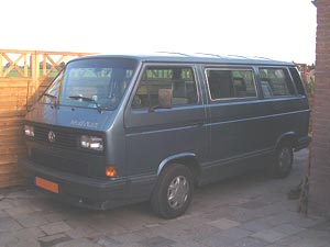 Blauwe VW T3 multivan met byumpers en beplating