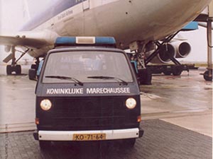 Oude VW T3 bus in dienst van de marechausee