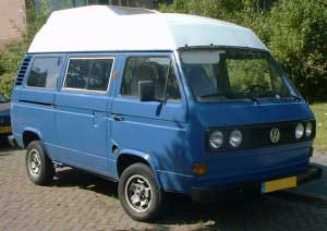 VW T3 camper blauw met een wit hoogdak