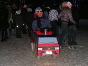 Scootmobiel met ombouw in de vorm van een VW T3 bus