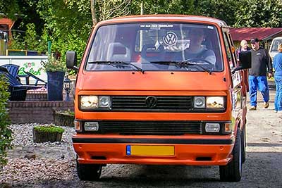 VW T3 doka rijdt weg van parkeerplaats