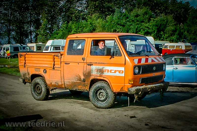 Oranje VW T3 Syncro dubbelcabine pickup met Syncro opdruk op portier