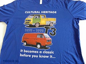 Blauw tshirt met eigen ontworpen opdruk van VW T3 bussen