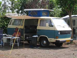 VW T3 camper met geopend klein hefdak