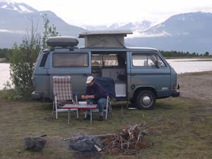 VW T3 camper met klein hefdak aan een meer