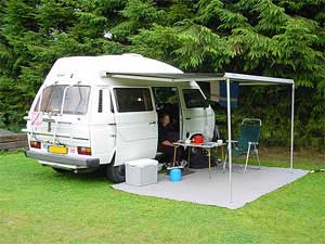 VW T3 camper met luifel uitgezet boven de schuifdeur