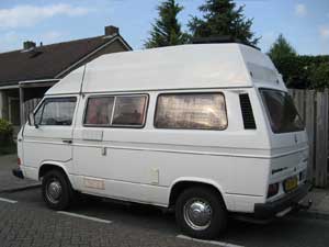 Witte camper op parkeervak