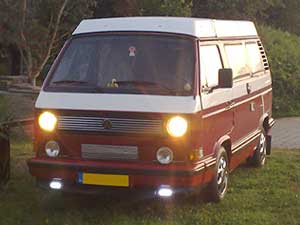 Camper met custom grilles en ontstoken lichten