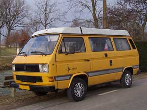 T3 Westfalia camper geel langs de kant van de weg