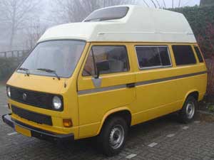 Gele camper met wit hoogdak