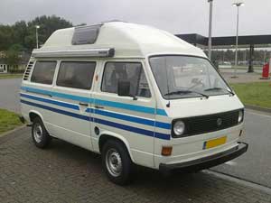 Witte camper met blauwe striping