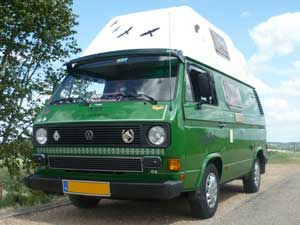 Groene camper met wit hoogdak met vogel stickers