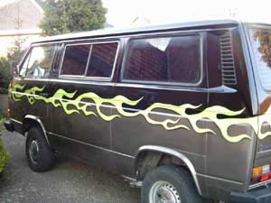 VW T3 personenbus Caravelle met vlammenmotief airbrush