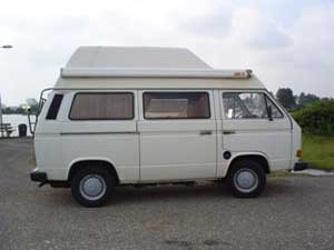 Witte camper met verhoogd dak