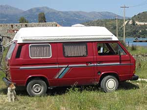 Zelfbouw T3 camper op grasveld