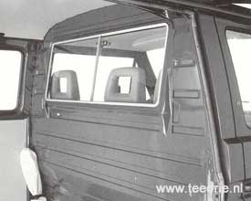 M 529 dakhoge scheidingswand met schuifraam bovenin in een VW T3 bus