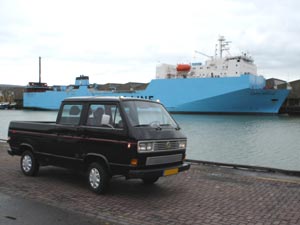 Zwarte VW T3 doka aan de haven