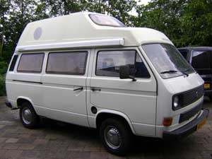 Witte camper met hoog dak