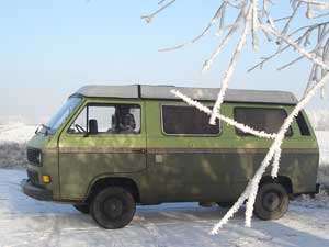 Groene VW camper in sneeuw