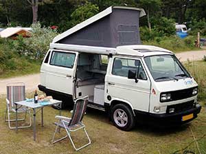 VW T3 camper California met geopend hefdak en schuifdeur