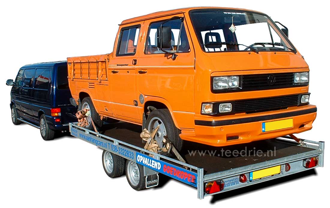 Een VW T3 pickup op een autoambulance achter een VW T4 bus