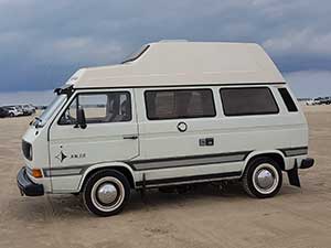 VW T3 hoogdak camper op het strand